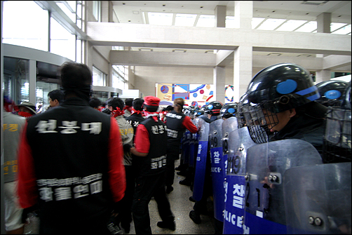 전투경찰만 가득한 시청 안. 